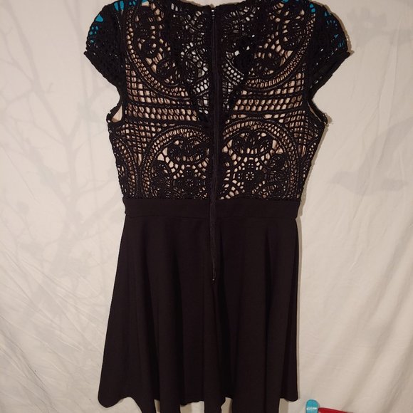 Trac Dress - Picture 2 of 6